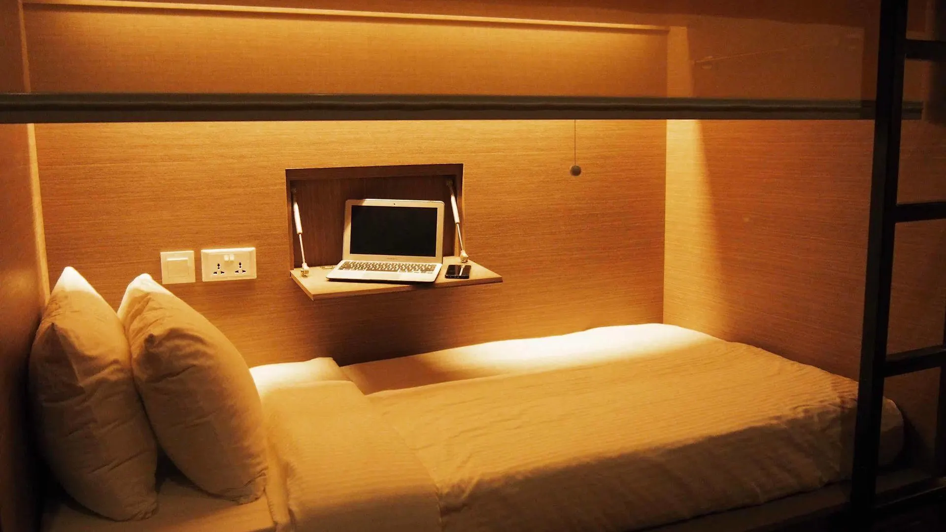 Beat. Capsule Hostel @ Boat Quay Capsule hotel Singapore