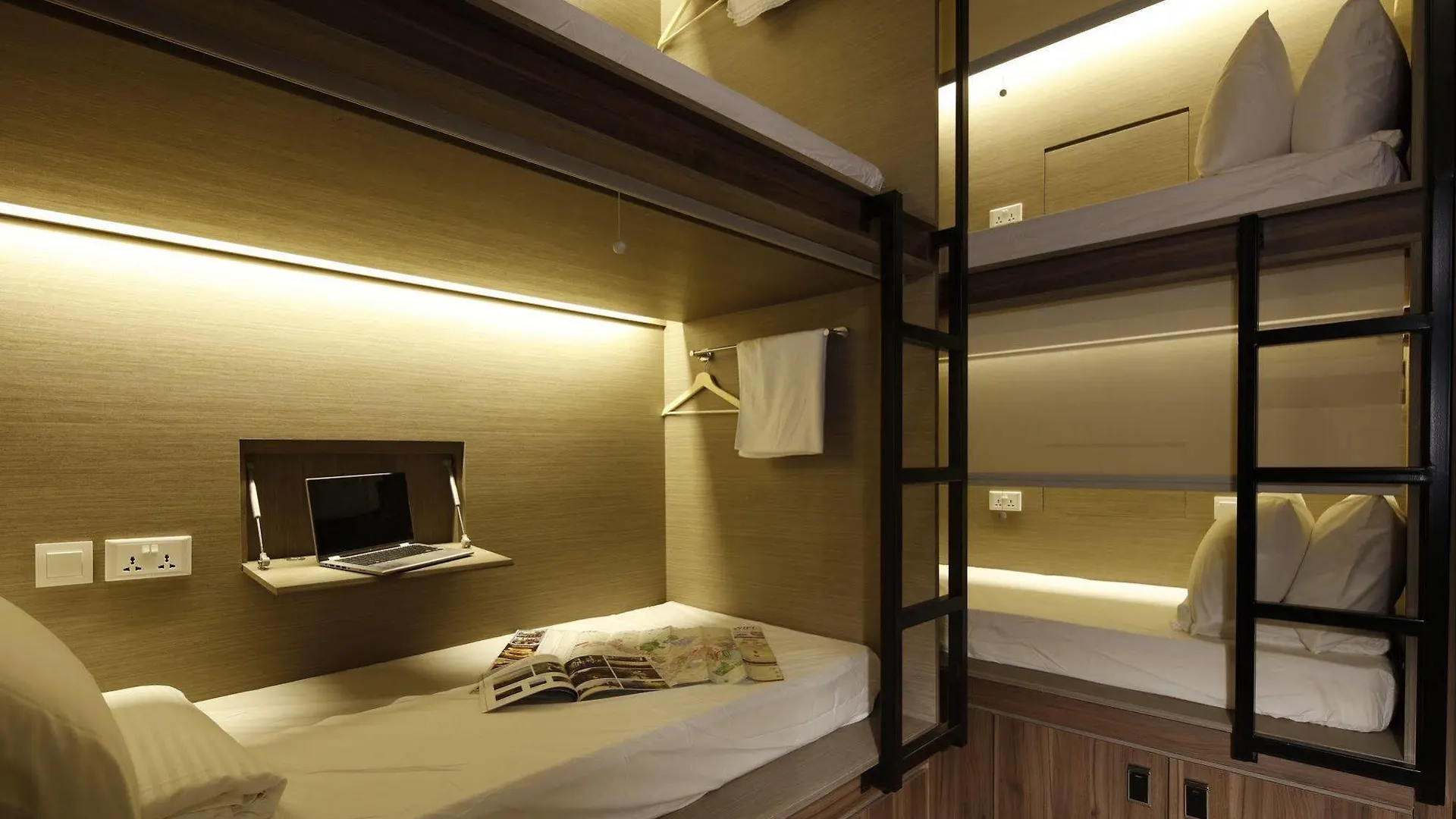 Beat. Capsule Hostel @ Boat Quay 2*, Singapore